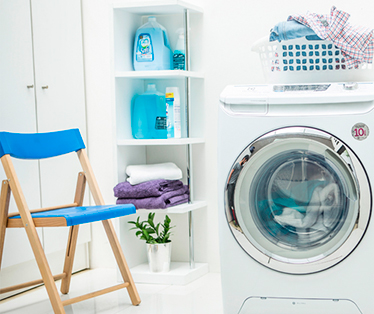 Sala de lavado con canasta y zona para detergentes