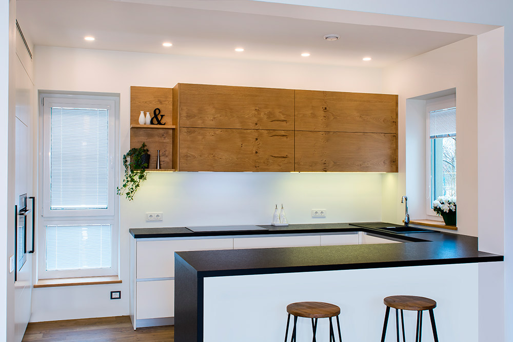 Cocina minimalista con iluminación empotrada