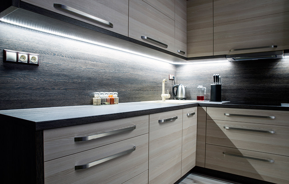 Iluminación led en bordes para mayor claridad en superficies de cocina